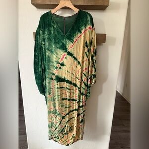 Boutique|Green and Cream Tie-Dye Oversized Maxi/Midi Dress, Boho Beachy style•••